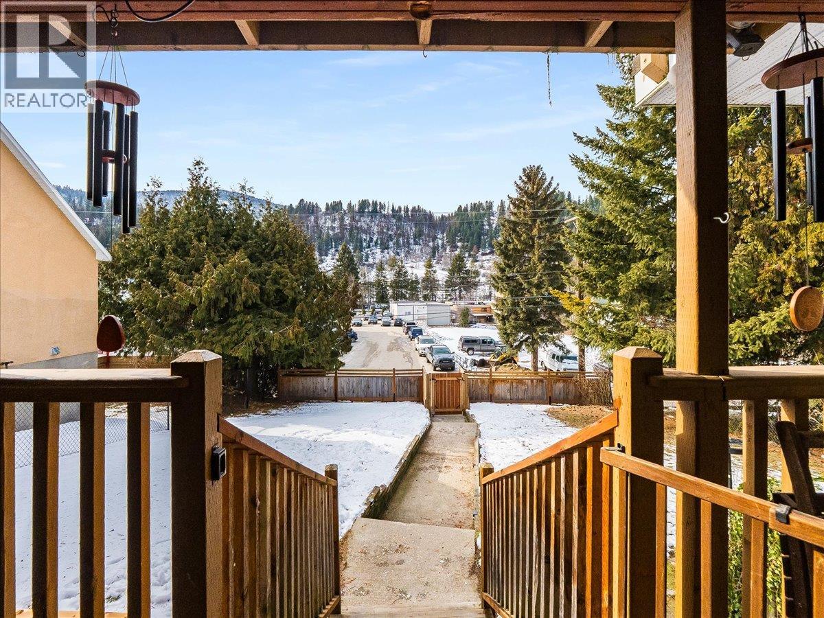 613 11th Avenue, Castlegar, British Columbia  V1N 1J7 - Photo 3 - 10369959
