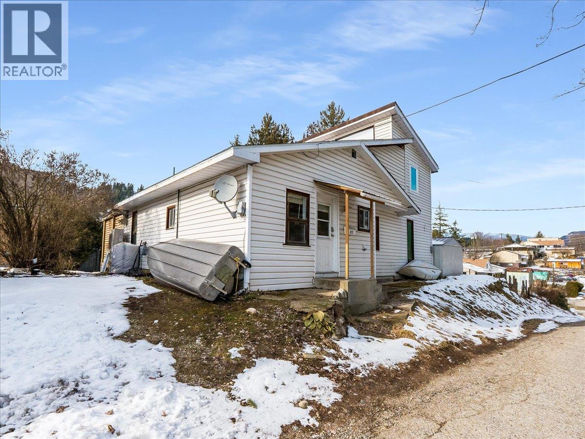 613 11th Avenue, Castlegar, British Columbia  V1N 1J7 - Photo 6 - 10369959
