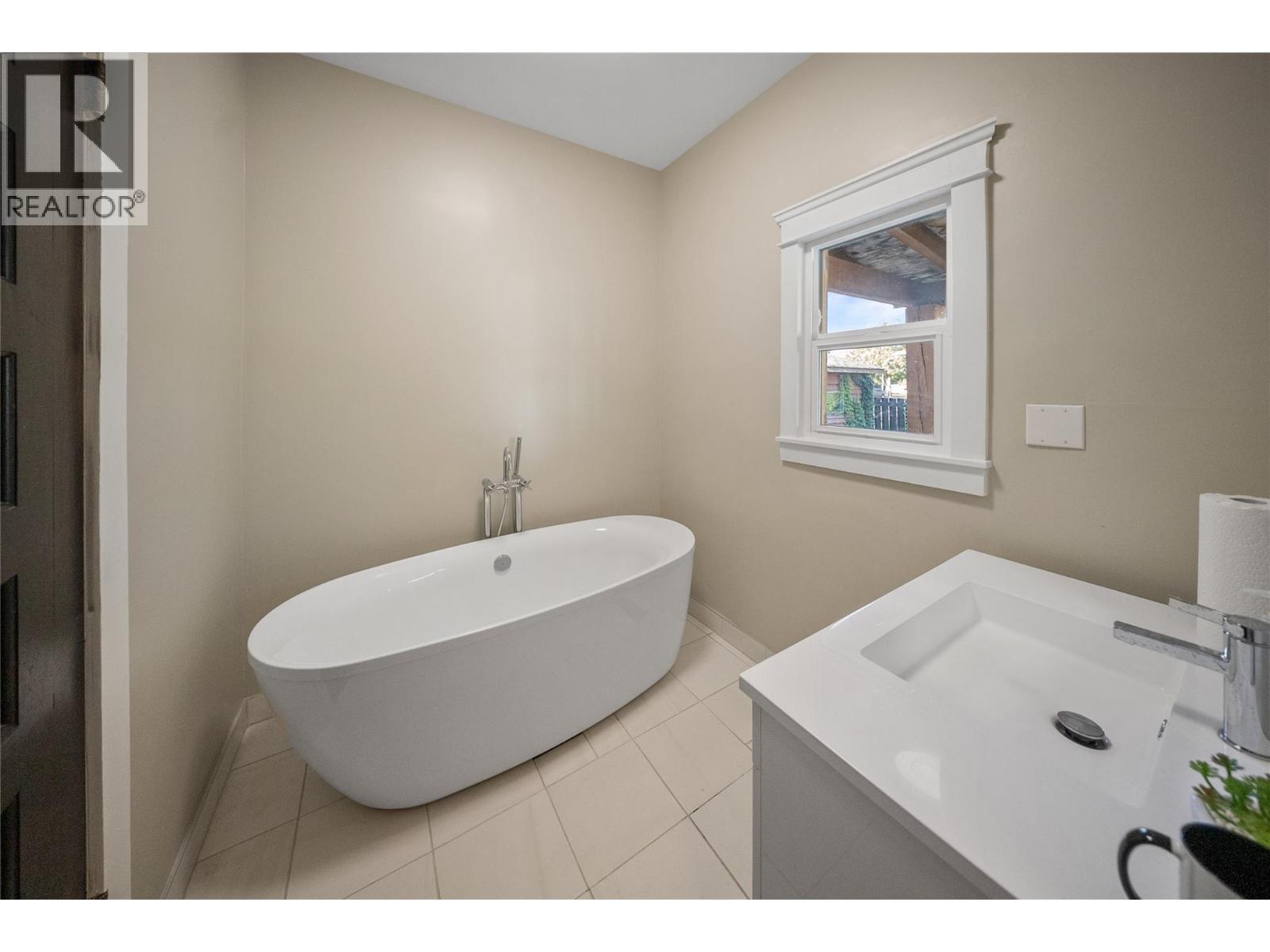 2340 Pandosy Street, Kelowna, British Columbia  V1Y 1T3 - Photo 10 - 10370047