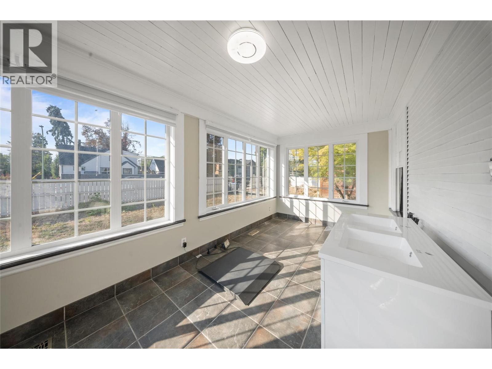 2340 Pandosy Street, Kelowna, British Columbia  V1Y 1T3 - Photo 16 - 10370047