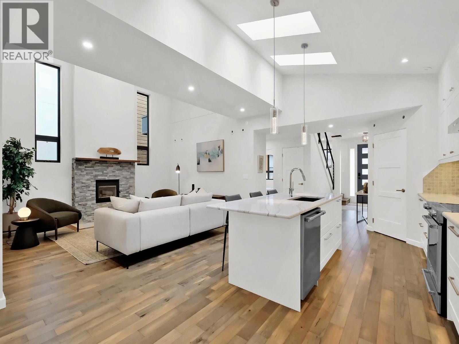 700 Churchill Avenue, Penticton, British Columbia  V2A 1E1 - Photo 3 - 10370068