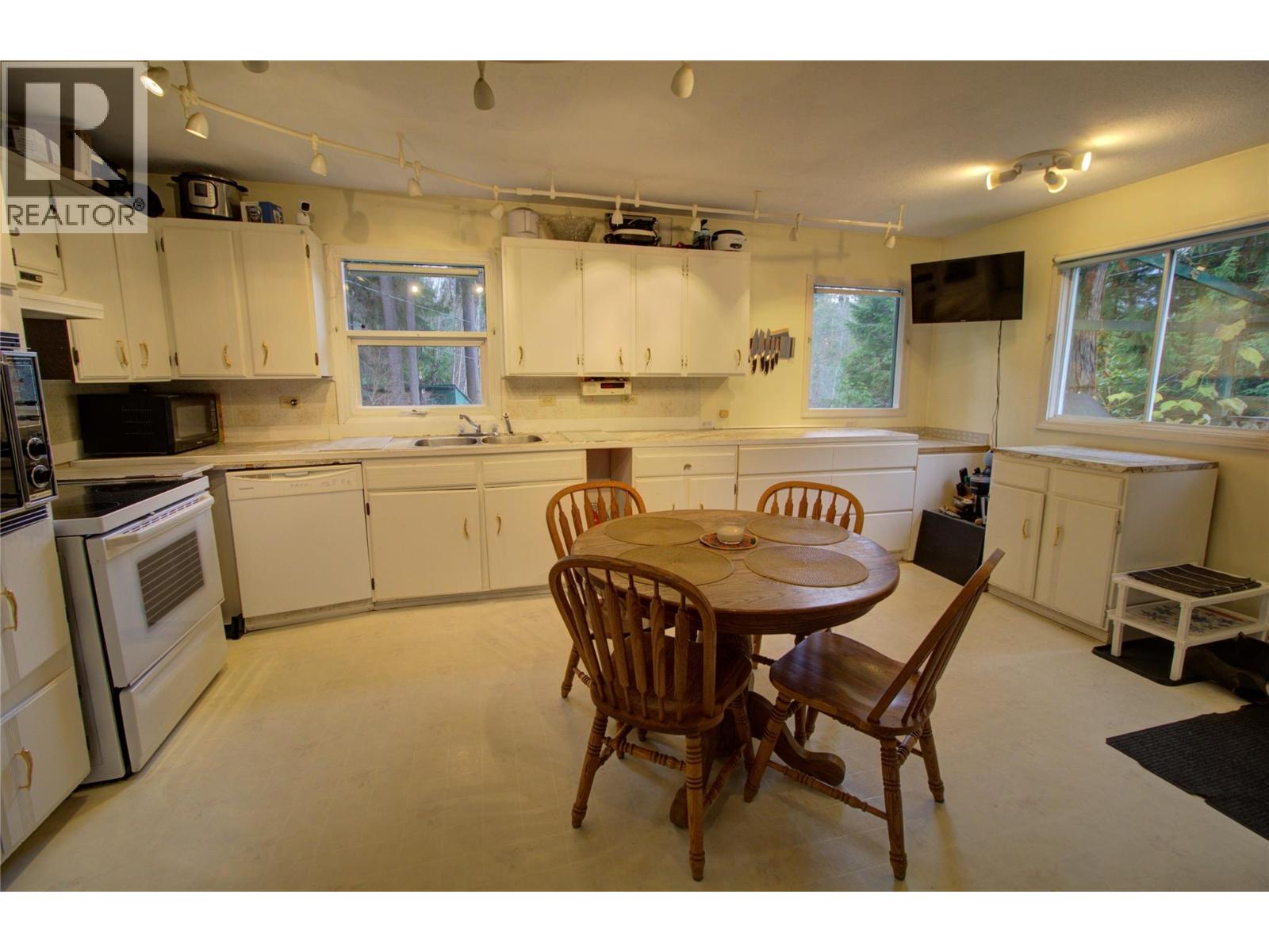 7802 Brydges Road, Fauquier, British Columbia  V0G 1K0 - Photo 4 - 10365794