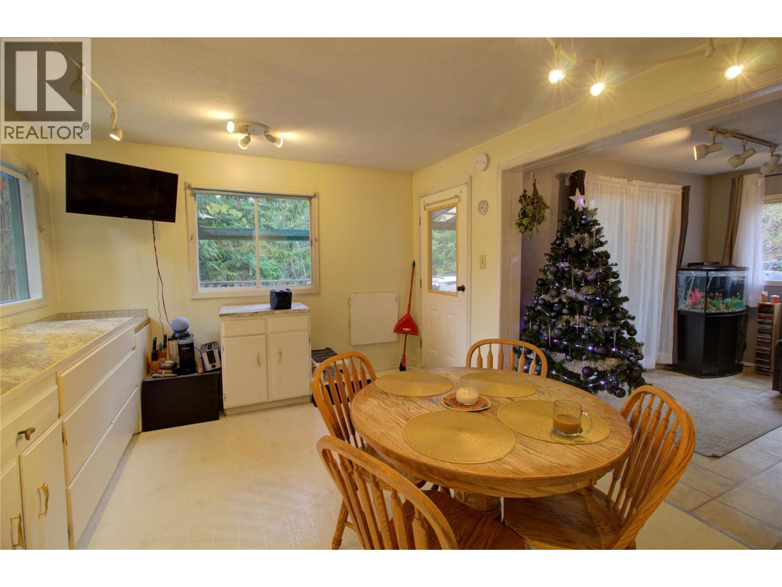 7802 Brydges Road, Fauquier, British Columbia  V0G 1K0 - Photo 5 - 10365794