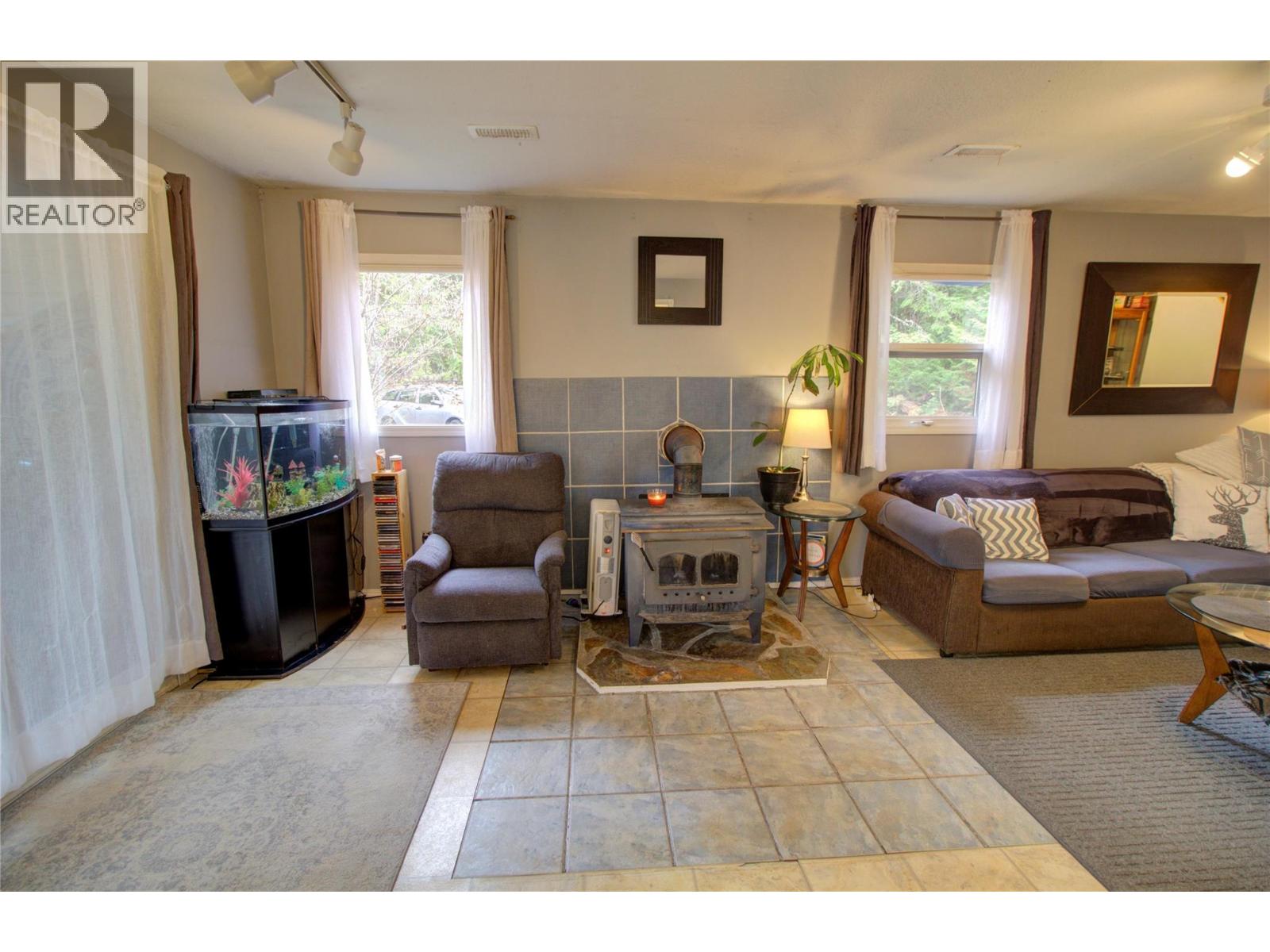 7802 Brydges Road, Fauquier, British Columbia  V0G 1K0 - Photo 7 - 10365794