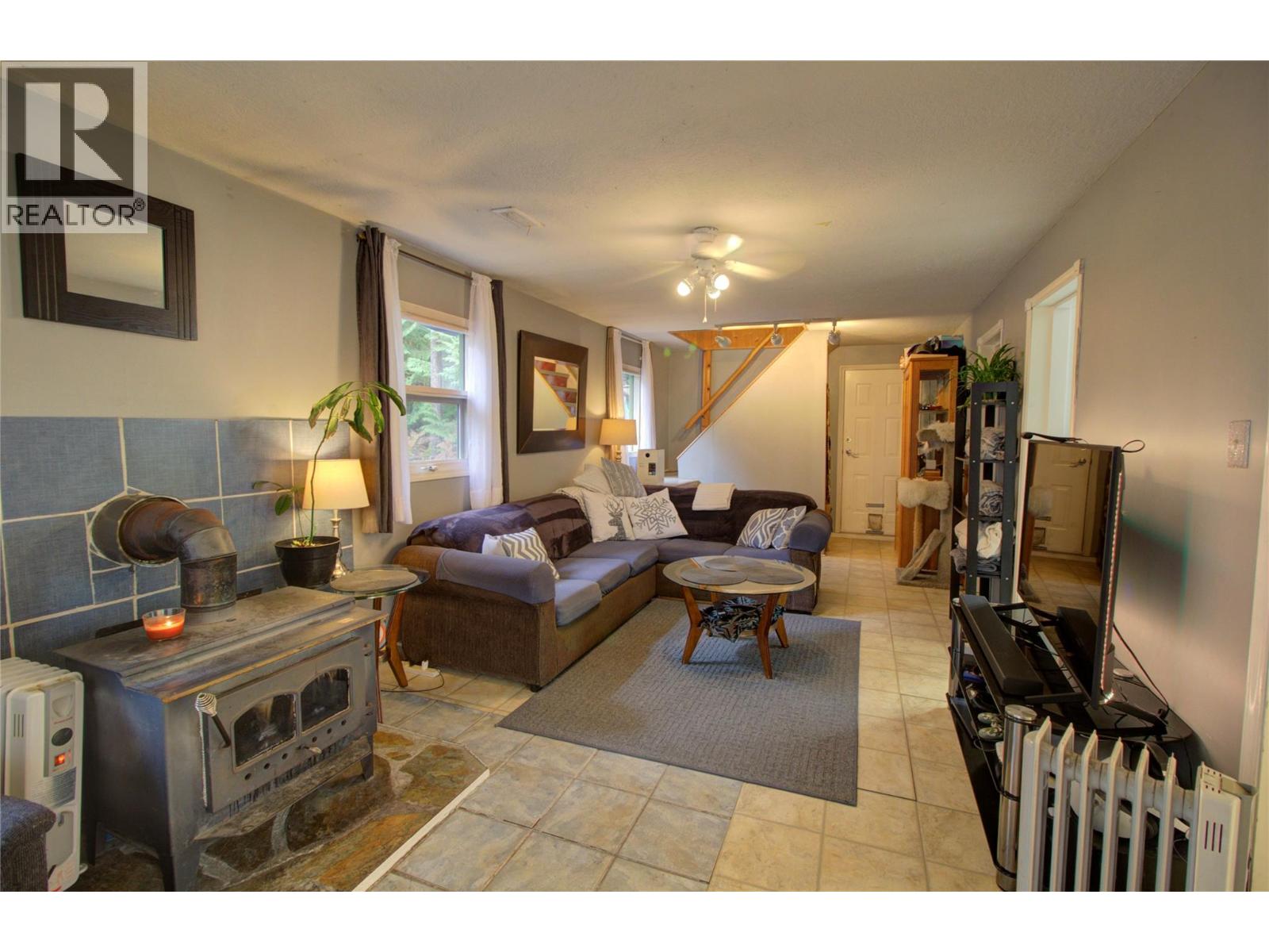 7802 Brydges Road, Fauquier, British Columbia  V0G 1K0 - Photo 8 - 10365794