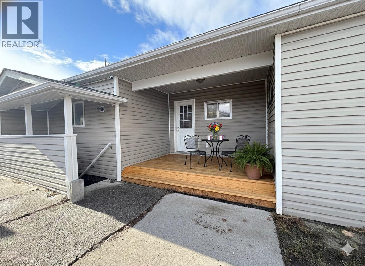917 4a Street S, Cranbrook, British Columbia  V1C 1J3 - Photo 3 - 10370376
