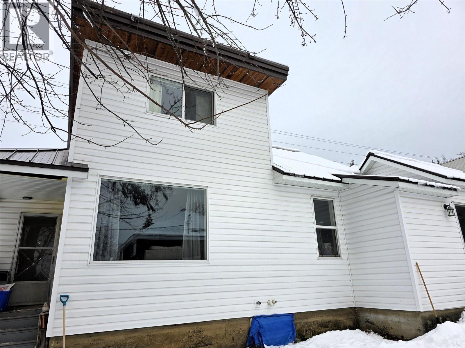 1704 Second Avenue, Rossland, British Columbia  V0G 1Y0 - Photo 2 - 10370363