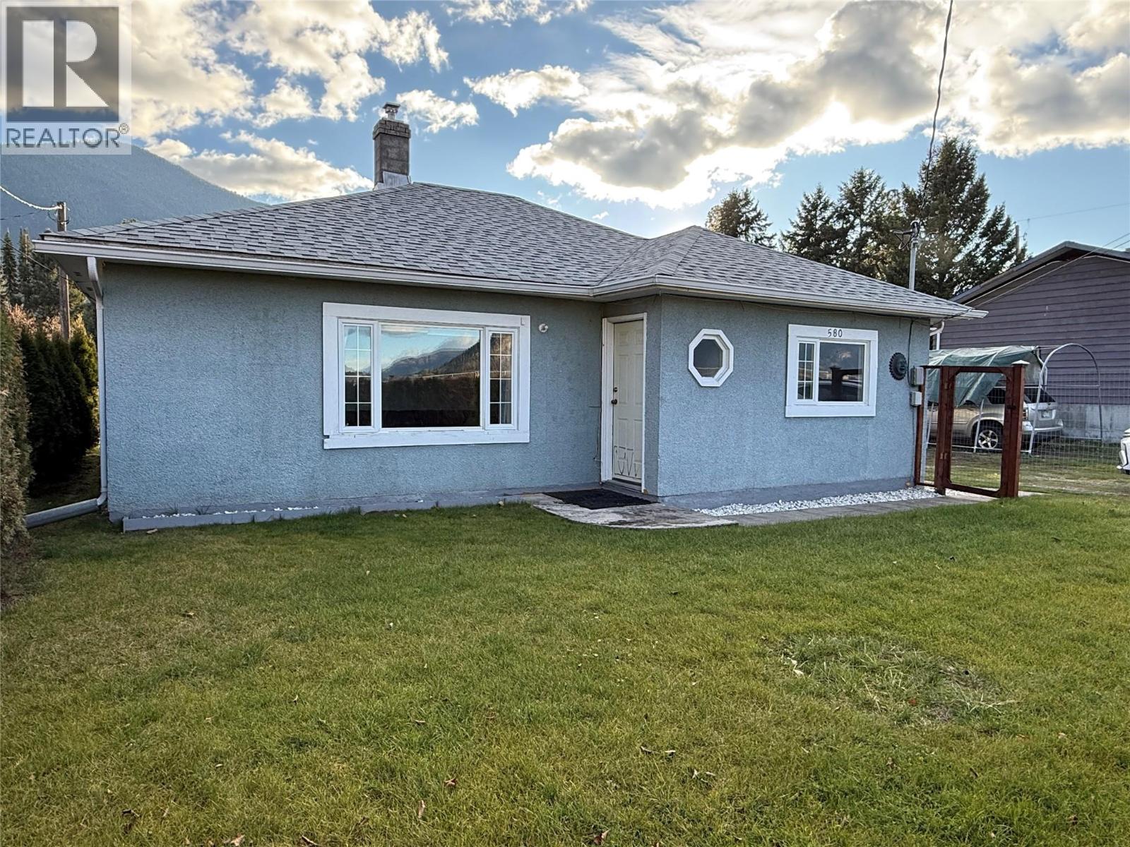 580 Cameron Avenue, Grand Forks, British Columbia  V0H 1H4 - Photo 3 - 10370395