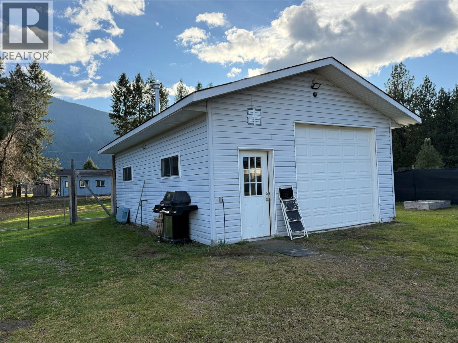 580 Cameron Avenue, Grand Forks, British Columbia  V0H 1H4 - Photo 6 - 10370395