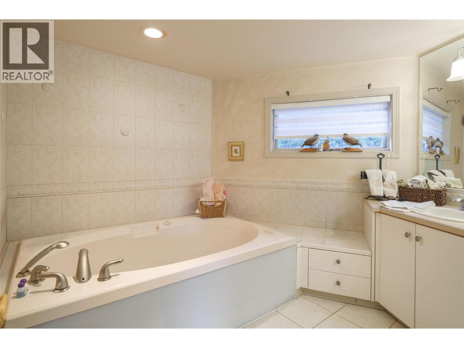 14038 Ponderosa Way, Coldstream, British Columbia  V1B 2E8 - Photo 14 - 10370661
