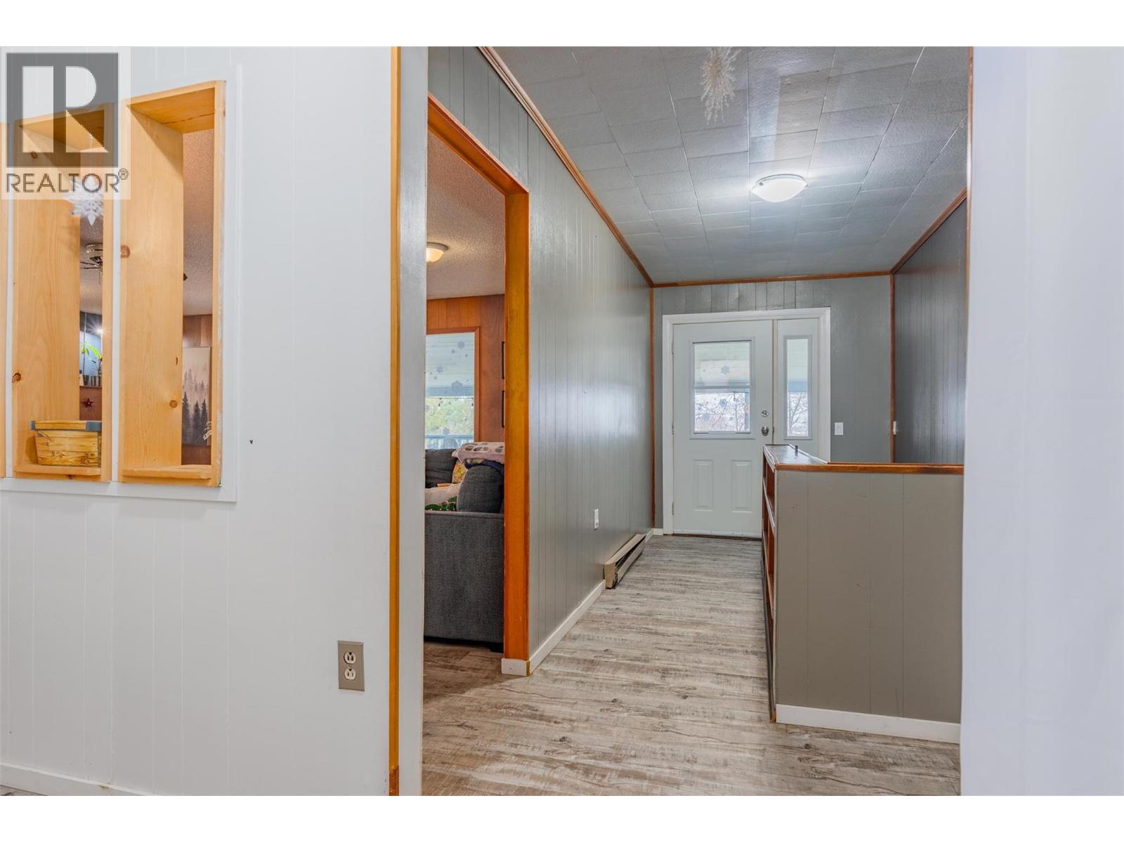 701 10th Avenue, Castlegar, British Columbia  V1N 1K8 - Photo 24 - 10370337