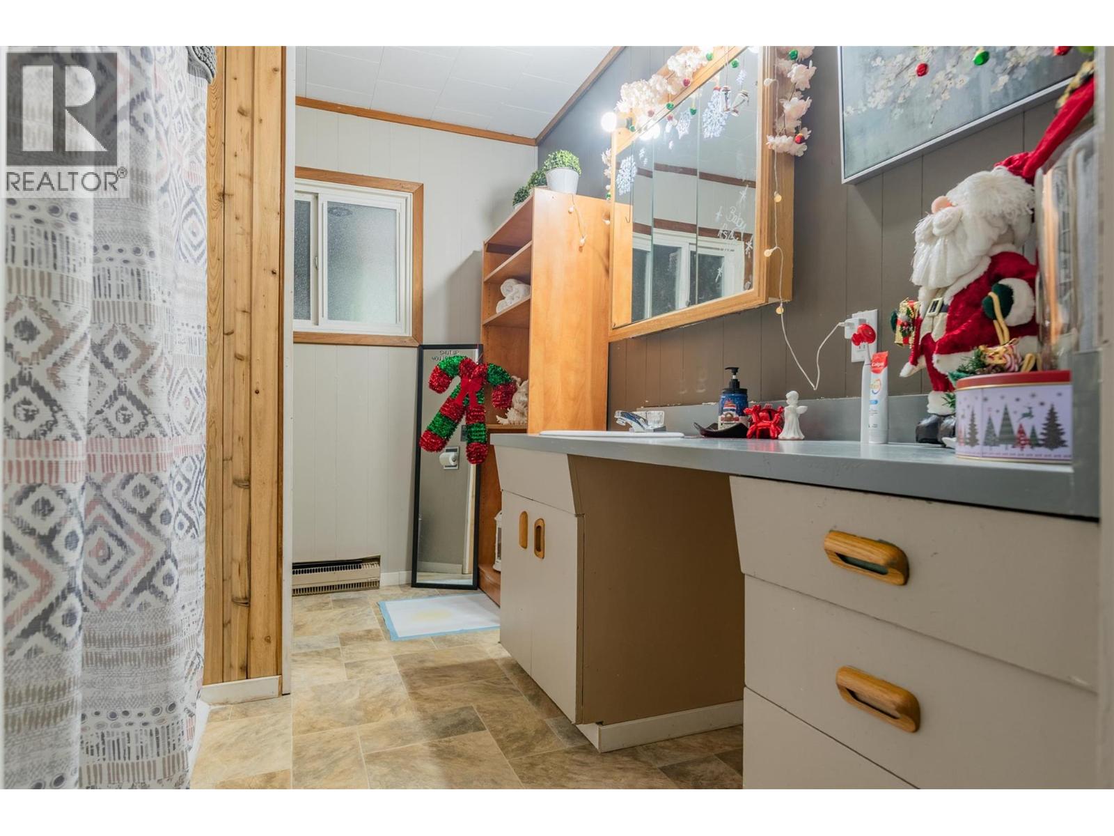 701 10th Avenue, Castlegar, British Columbia  V1N 1K8 - Photo 29 - 10370337