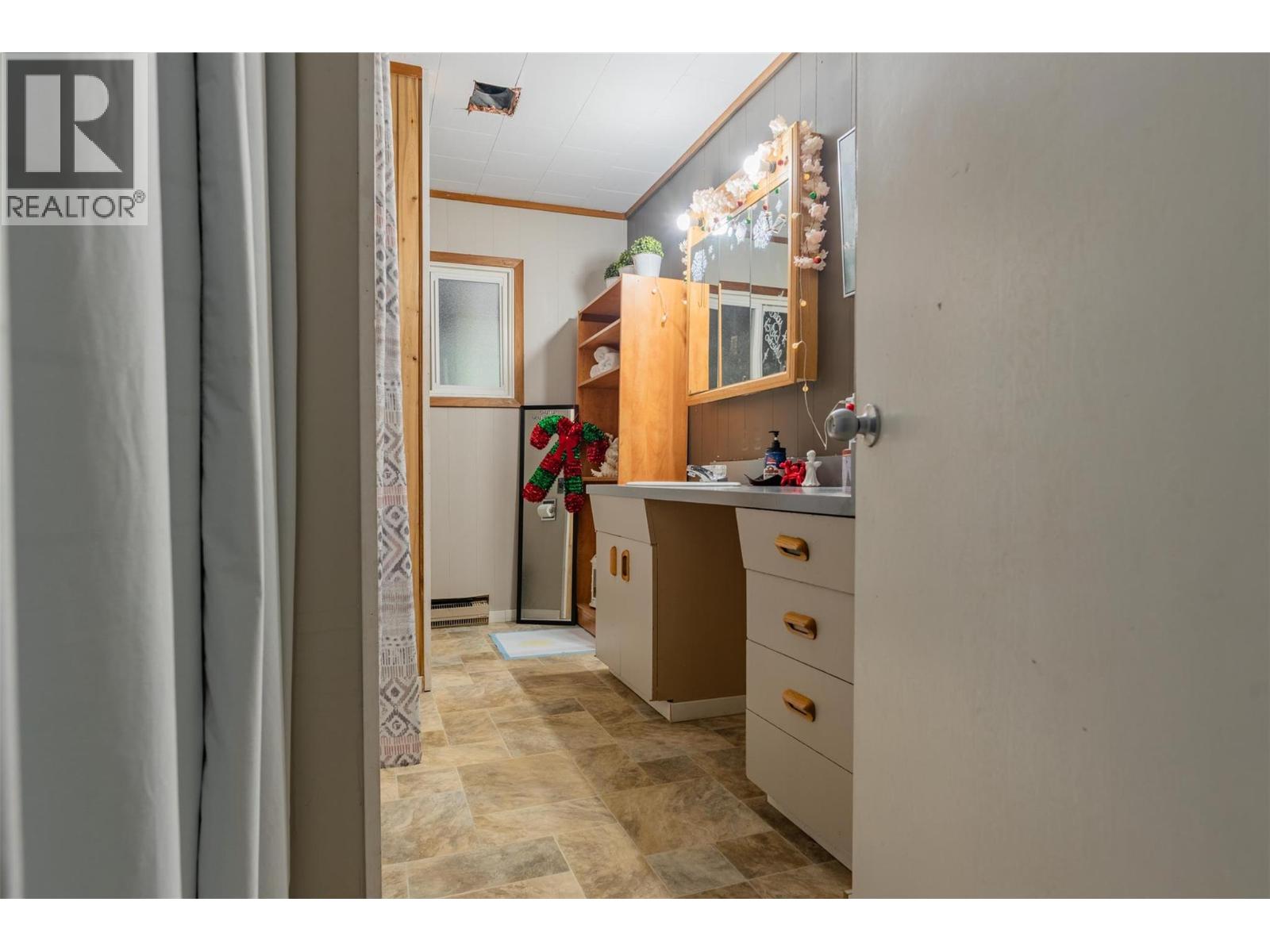 701 10th Avenue, Castlegar, British Columbia  V1N 1K8 - Photo 73 - 10370337