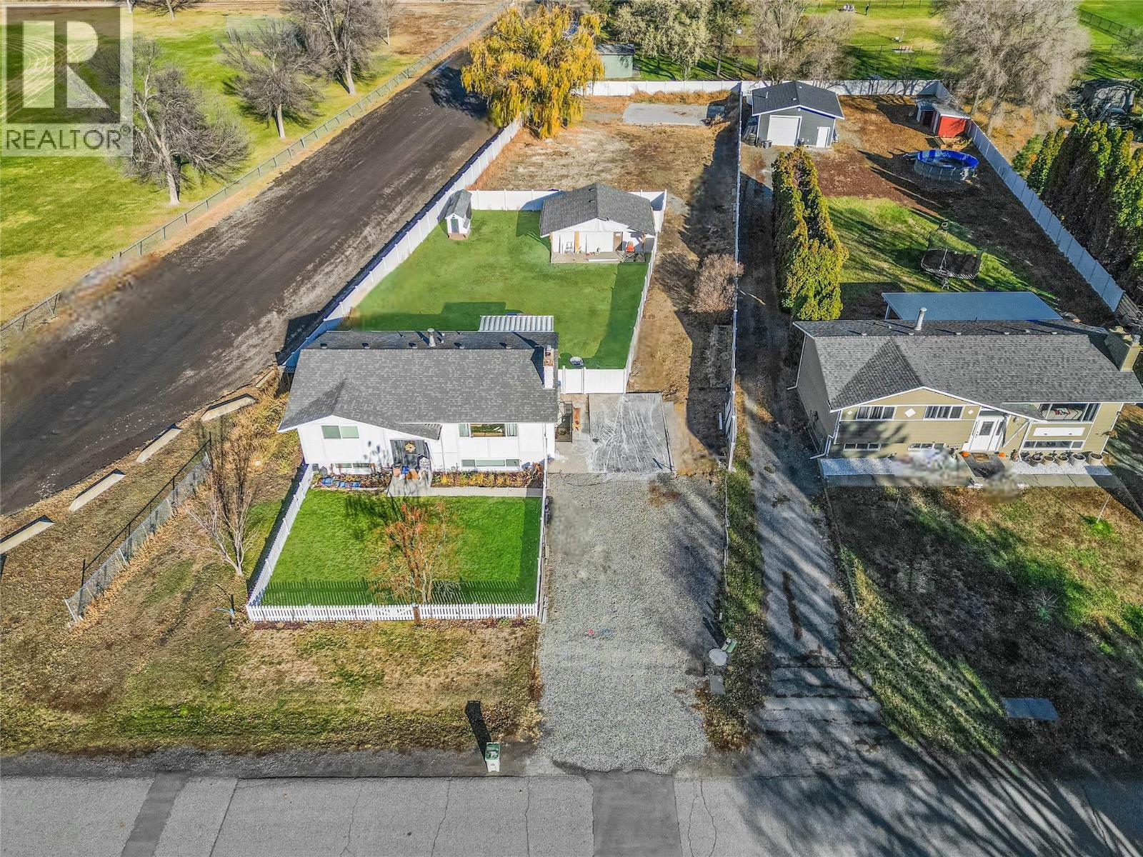 5764 Todd Hill Crescent, Kamloops, British Columbia  V2C 4X8 - Photo 3 - 10370751