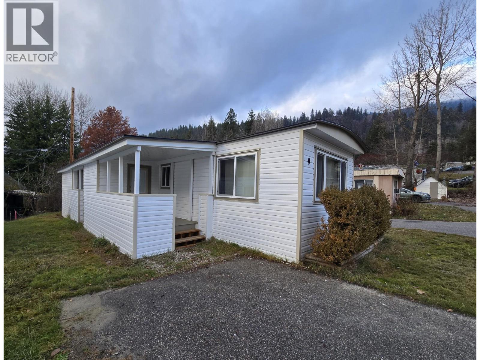4029 Broadwater Road Unit# 9, robson, British Columbia