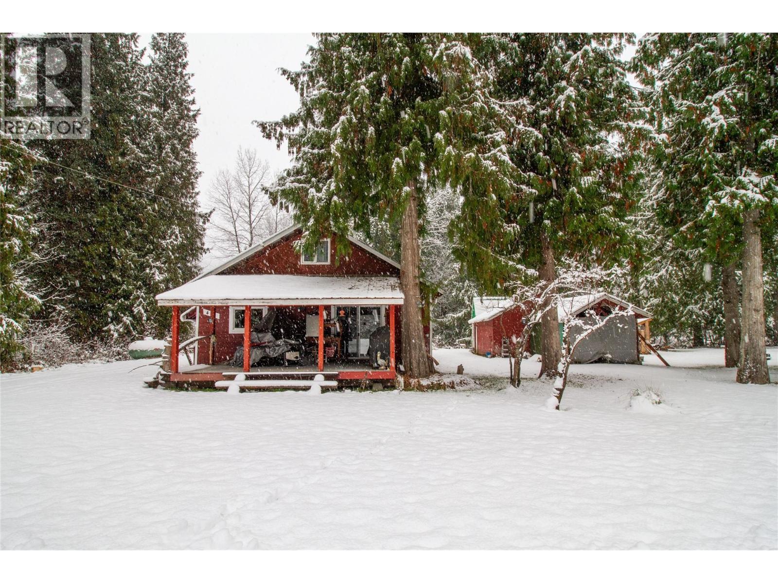 475 Westside Road, Trout Lake, British Columbia  V0G 1R2 - Photo 10 - 10371035