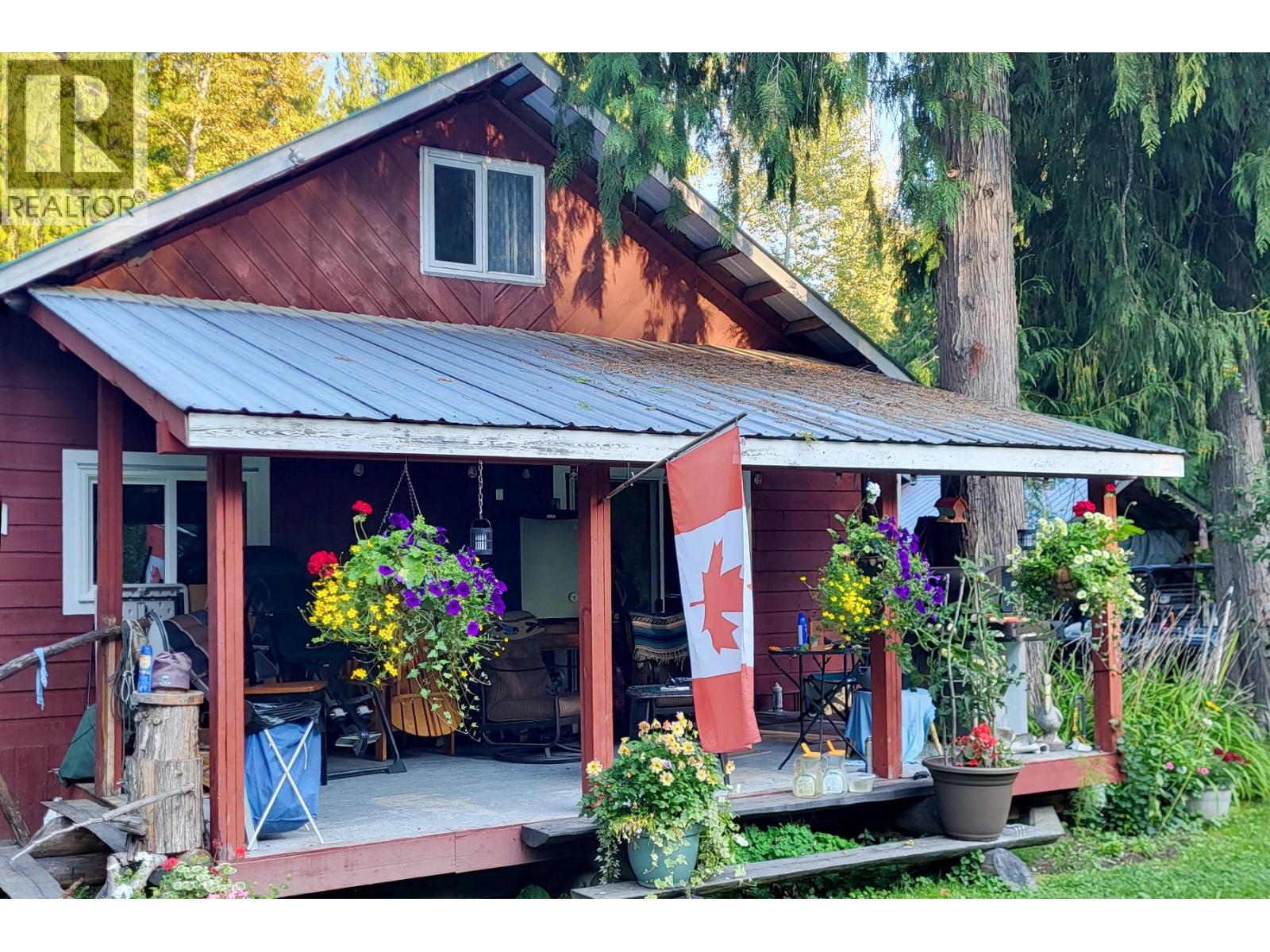 475 Westside Road, Trout Lake, British Columbia  V0G 1R2 - Photo 12 - 10371035