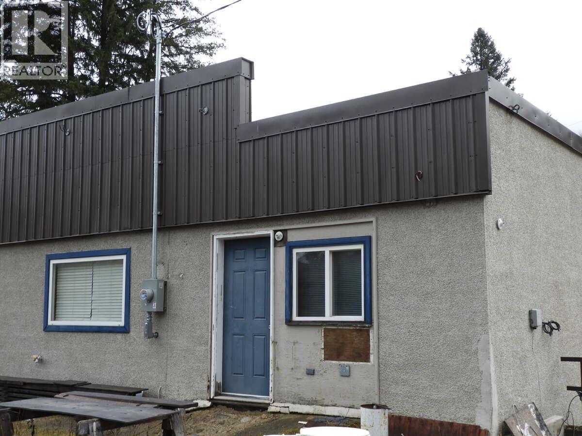6904 Highway 6, Appledale, British Columbia  V0G 2J0 - Photo 3 - 10371217