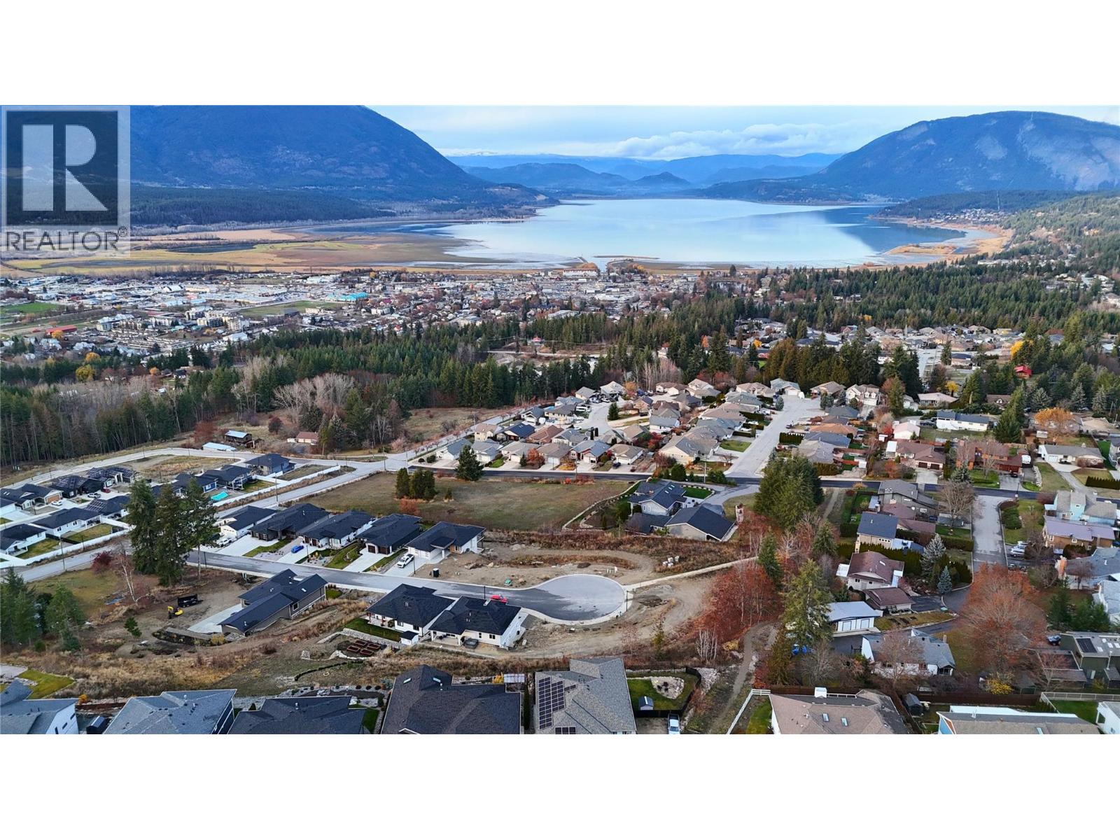 1220 16 Avenue Se, Salmon Arm, British Columbia  V1E 2R5 - Photo 3 - 10370258