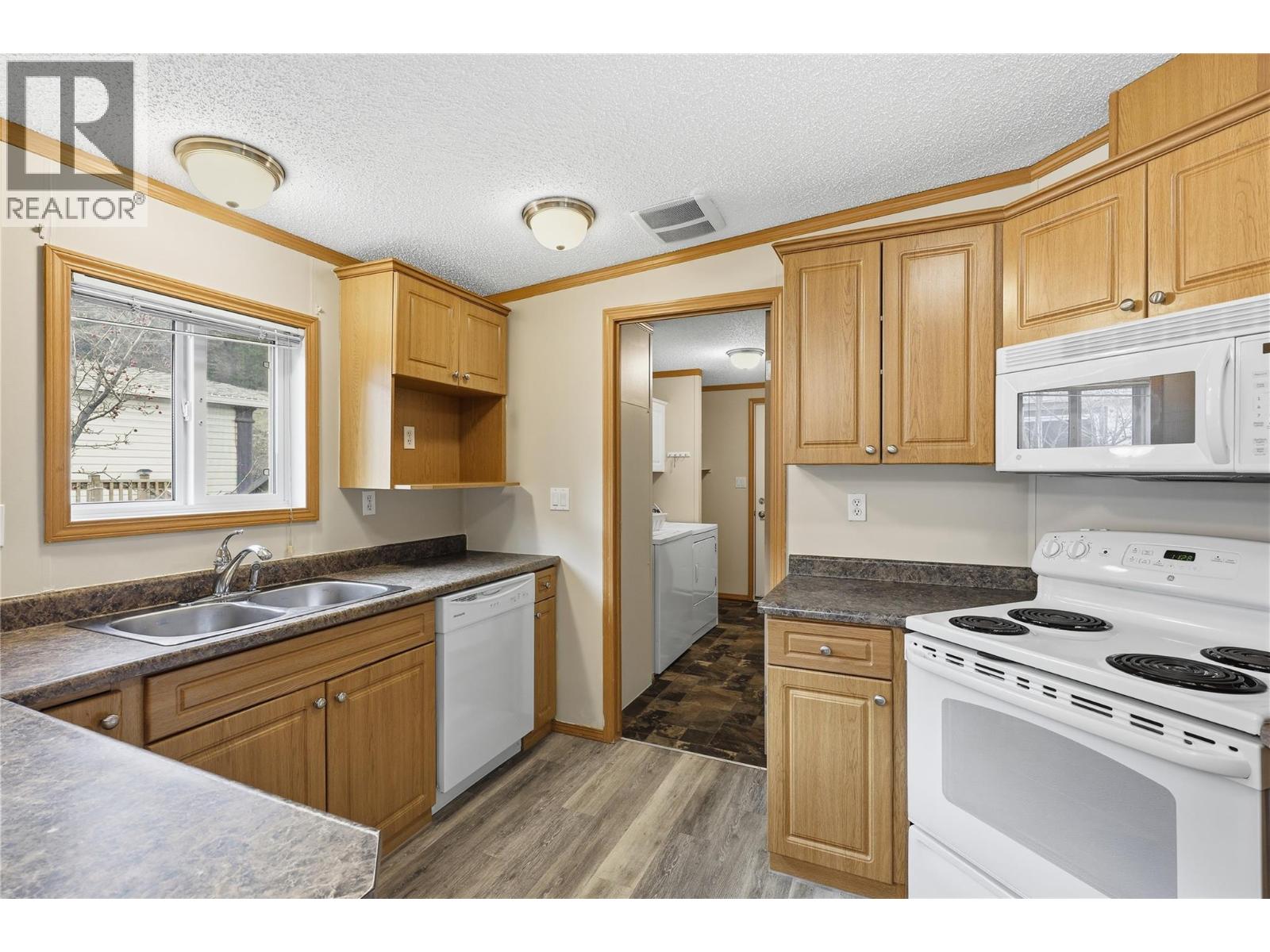7545 Dallas Drive Unit# 27, Kamloops, British Columbia  V2C 6X5 - Photo 3 - 10370877