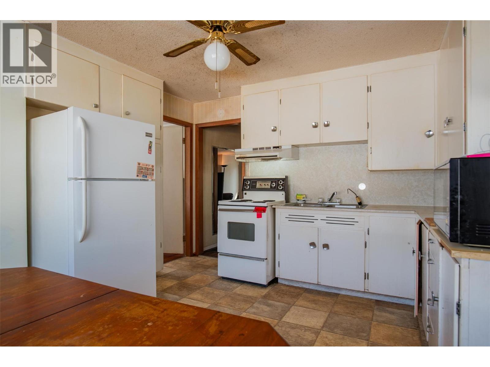 1338 Third Avenue, Trail, British Columbia  V1R 1P4 - Photo 3 - 10371338