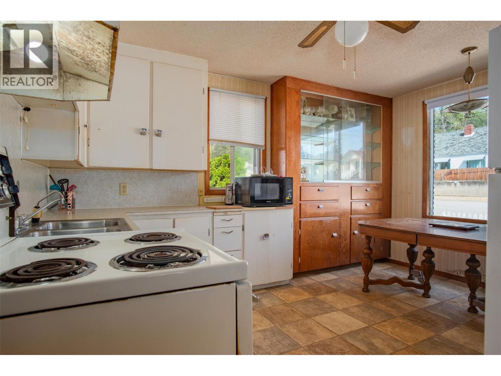 1338 Third Avenue, Trail, British Columbia  V1R 1P4 - Photo 4 - 10371338