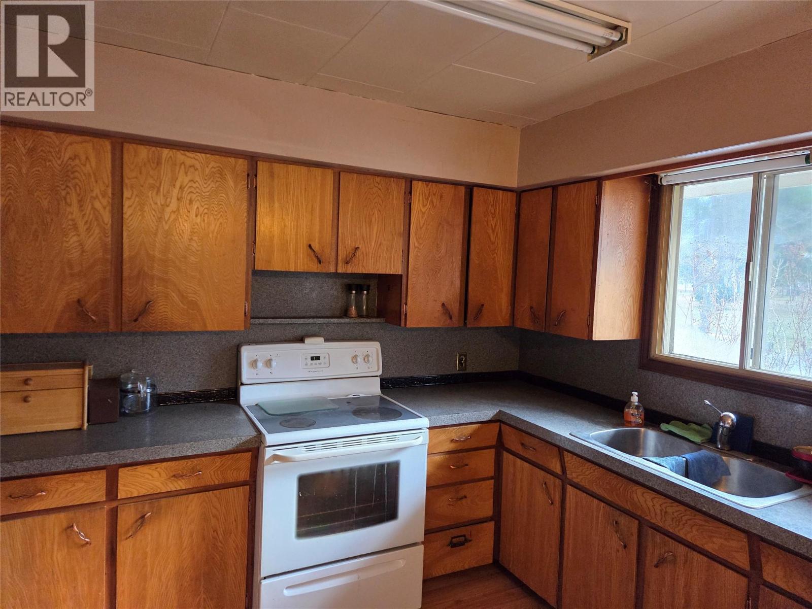 512 12th Avenue, Keremeos, British Columbia  V0X 1N3 - Photo 4 - 10371510