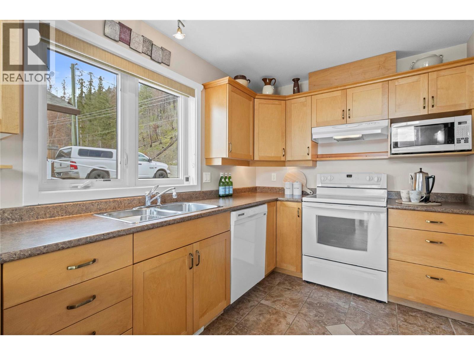 5106 Squilax Anglemont Road, Celista, British Columbia  V0E 1M6 - Photo 16 - 10371366