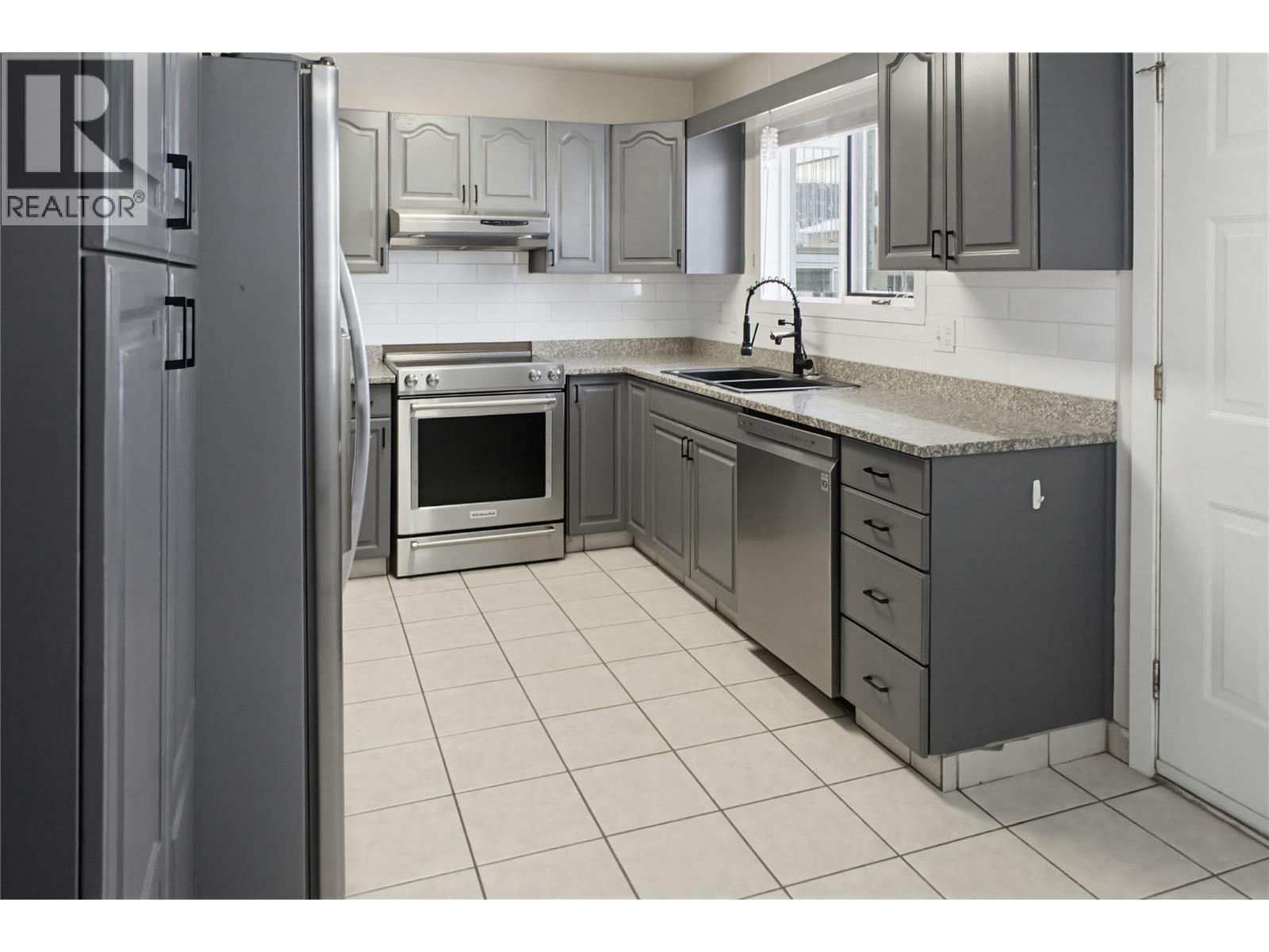 1133 13th Street, Kamloops, British Columbia  V2B 8K4 - Photo 2 - 10371302