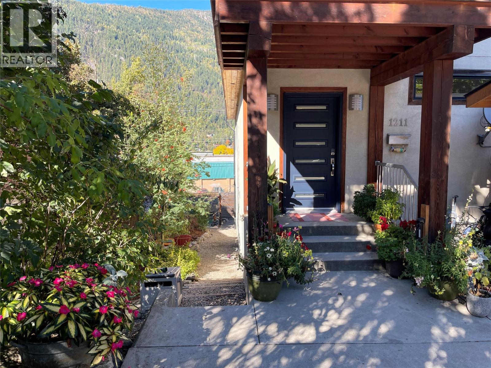 1211 Front Street, nelson, British Columbia