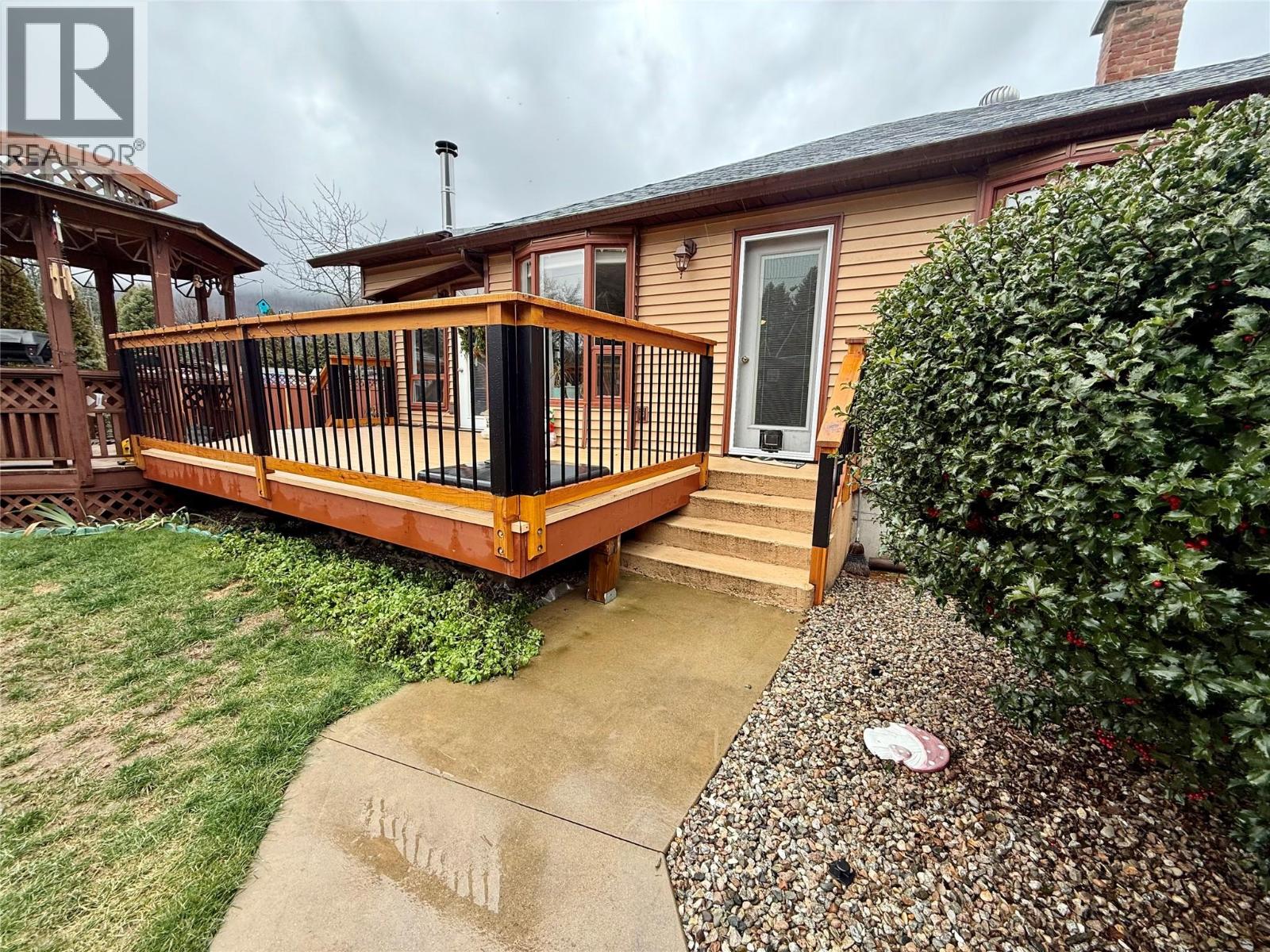 1094 Wanjoff Road, Robson, British Columbia  V0G 1X0 - Photo 2 - 10371827