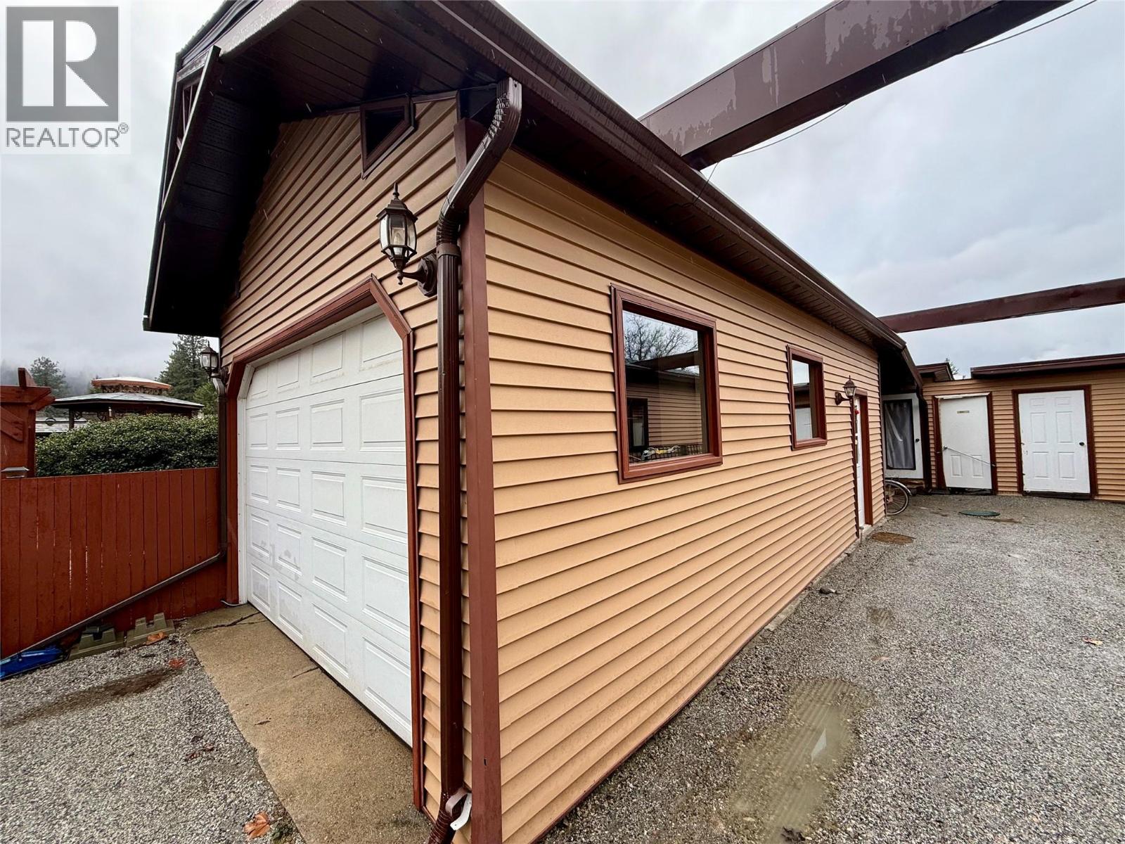 1094 Wanjoff Road, Robson, British Columbia  V0G 1X0 - Photo 25 - 10371827