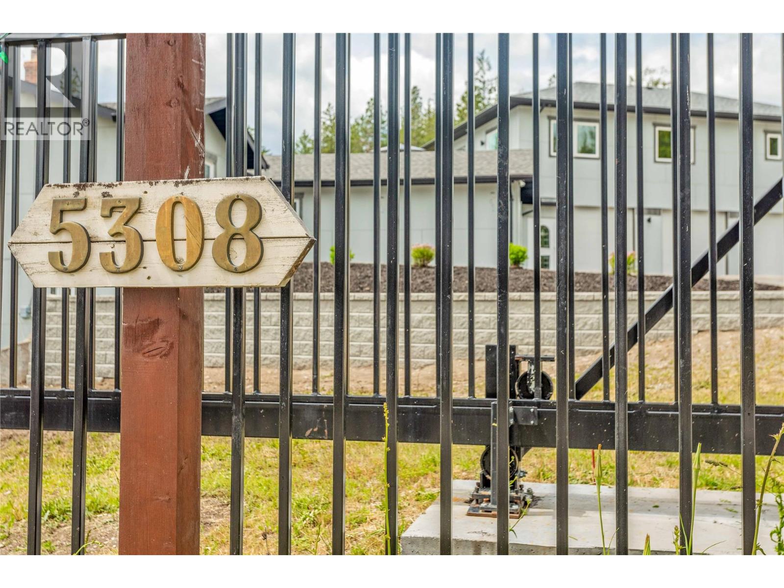 5308 Law Street, Peachland, British Columbia  V0H 1X8 - Photo 2 - 10371894