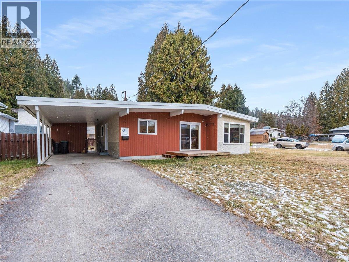 2270 10th Avenue, Castlegar, British Columbia  V1N 2Z7 - Photo 1 - 10372024