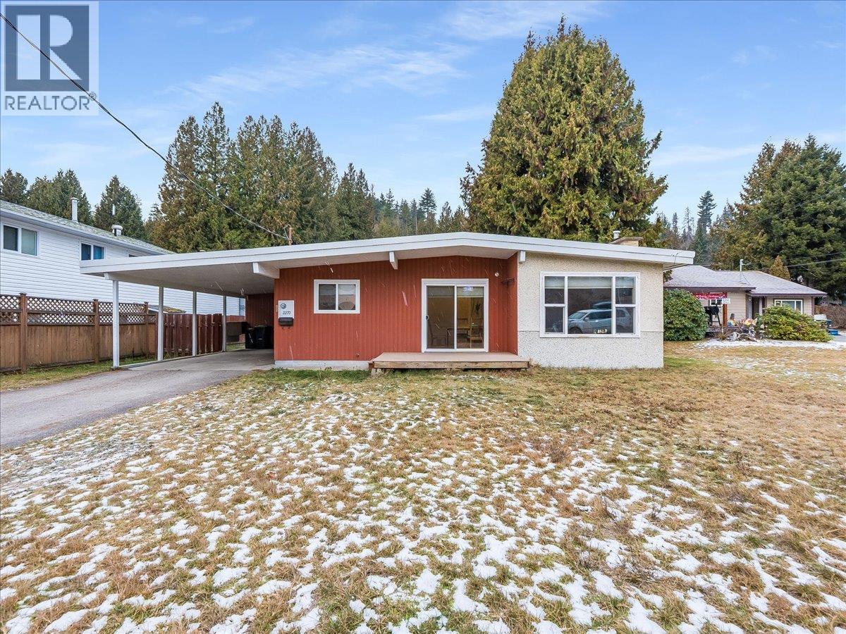 2270 10th Avenue, Castlegar, British Columbia  V1N 2Z7 - Photo 2 - 10372024