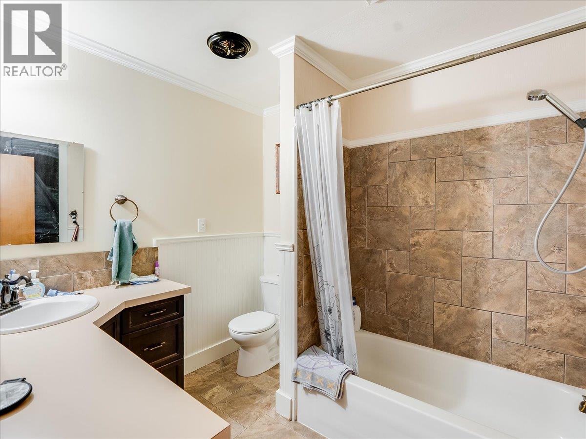 2270 10th Avenue, Castlegar, British Columbia  V1N 2Z7 - Photo 20 - 10372024