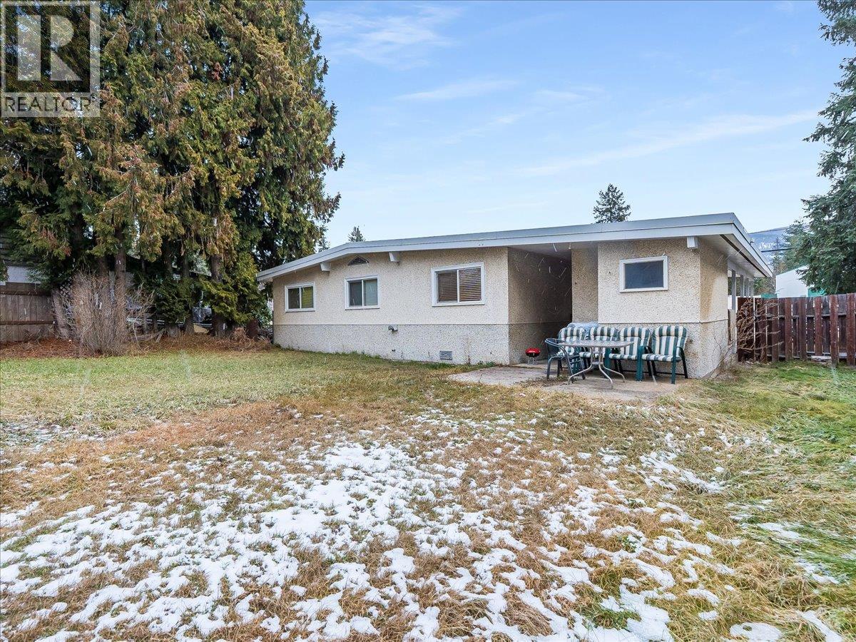 2270 10th Avenue, Castlegar, British Columbia  V1N 2Z7 - Photo 4 - 10372024