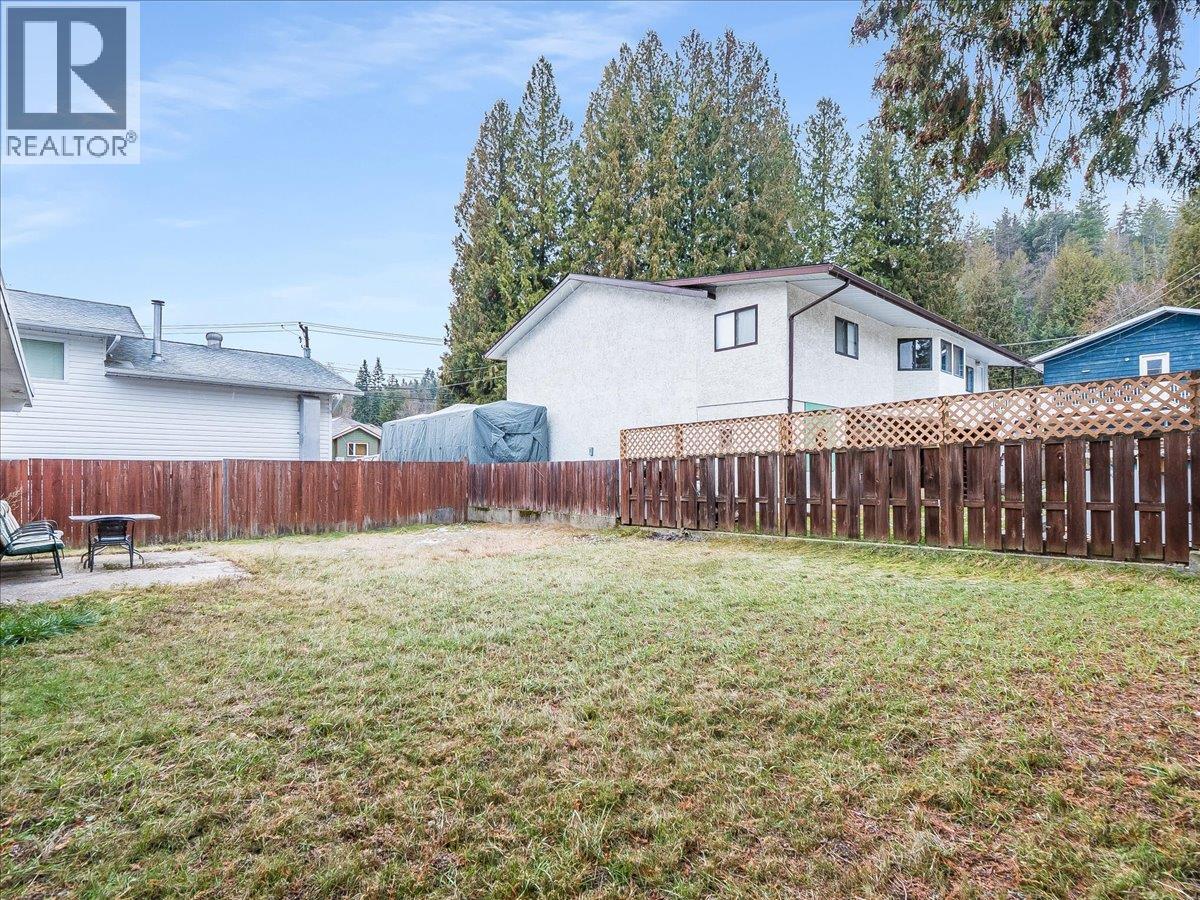 2270 10th Avenue, Castlegar, British Columbia  V1N 2Z7 - Photo 5 - 10372024