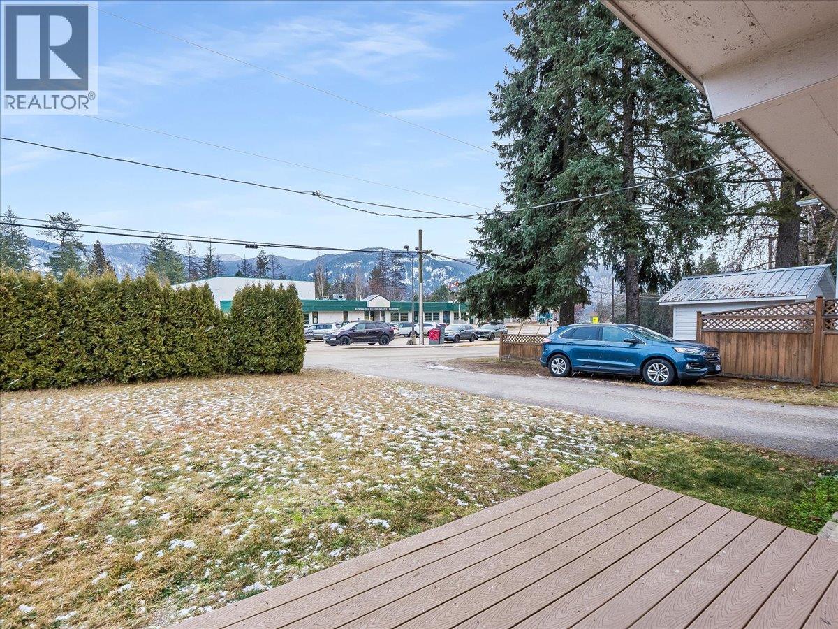 2270 10th Avenue, Castlegar, British Columbia  V1N 2Z7 - Photo 6 - 10372024