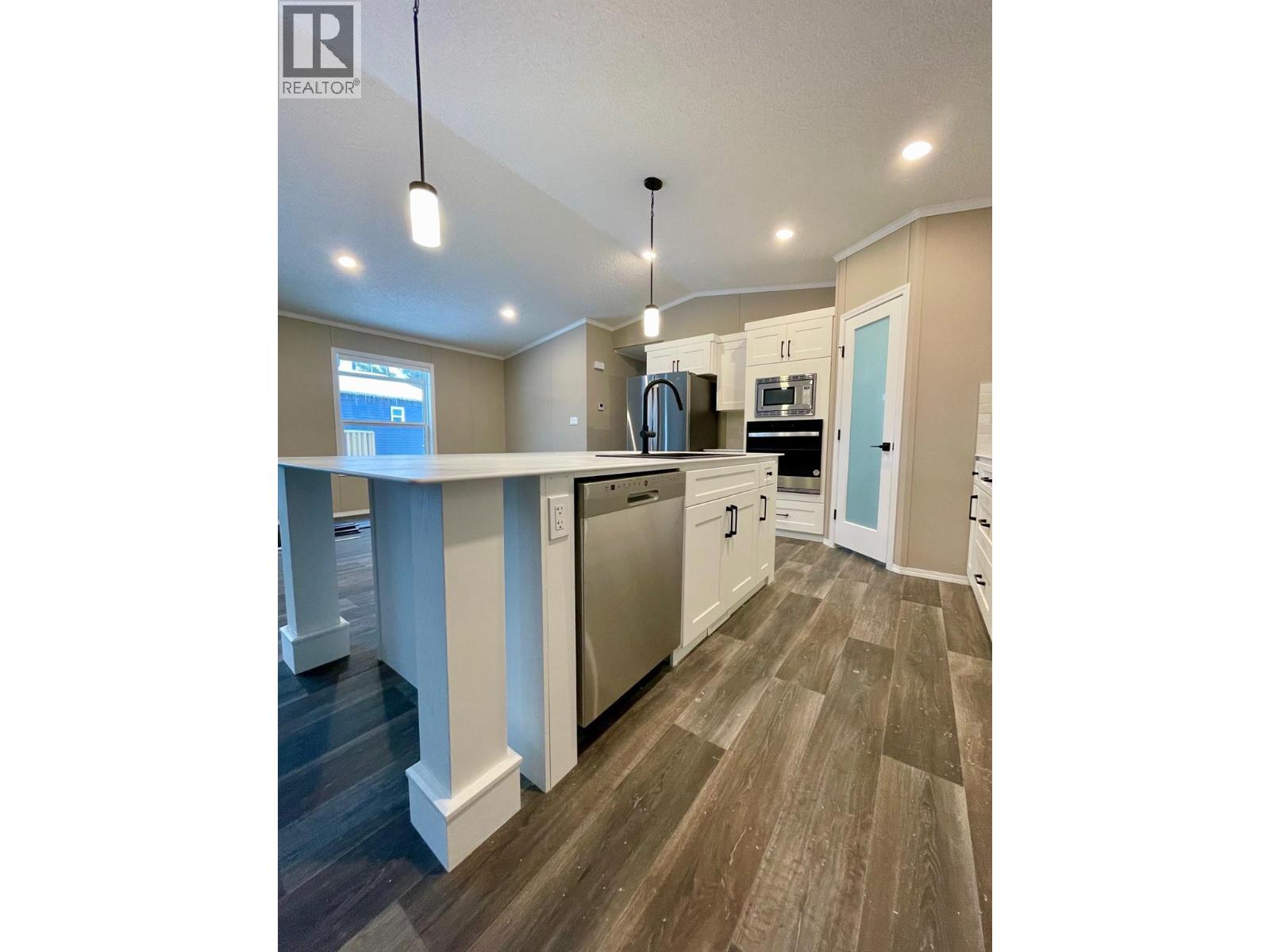 22 Cherokee Drive, Elkford, British Columbia  V0B 1H0 - Photo 2 - 10372142