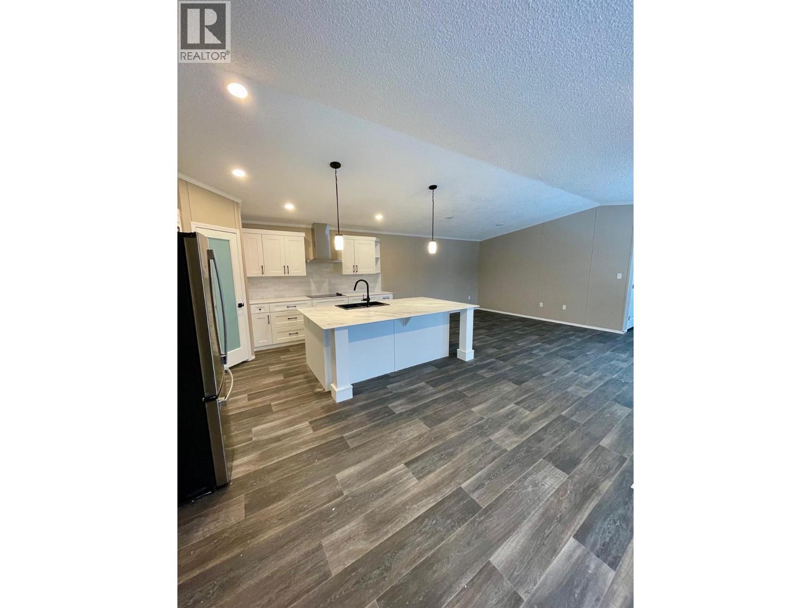 22 Cherokee Drive, Elkford, British Columbia  V0B 1H0 - Photo 4 - 10372142