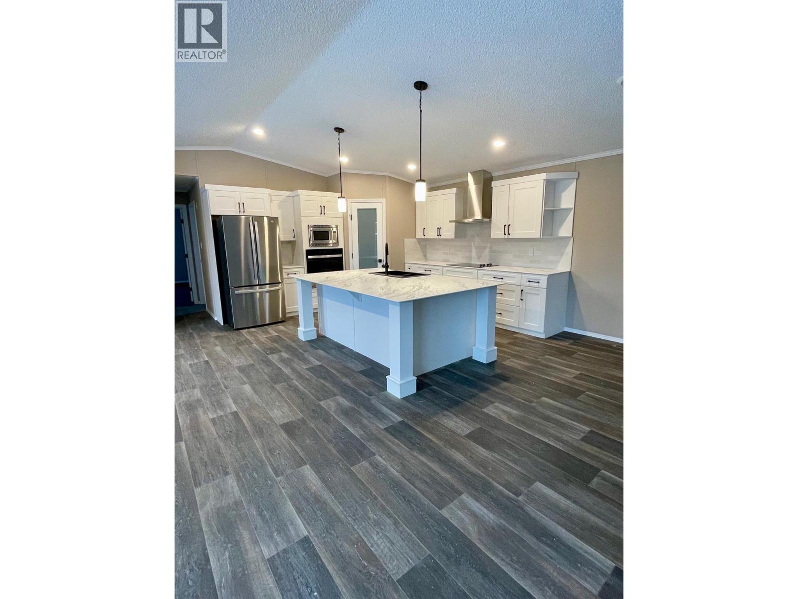 22 Cherokee Drive, Elkford, British Columbia  V0B 1H0 - Photo 5 - 10372142