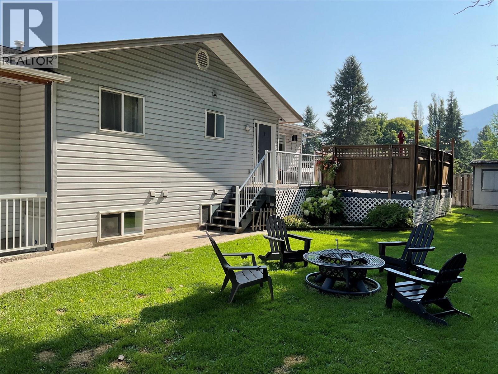 706 Central Avenue, Midway, British Columbia  V0H 1M0 - Photo 9 - 10372210