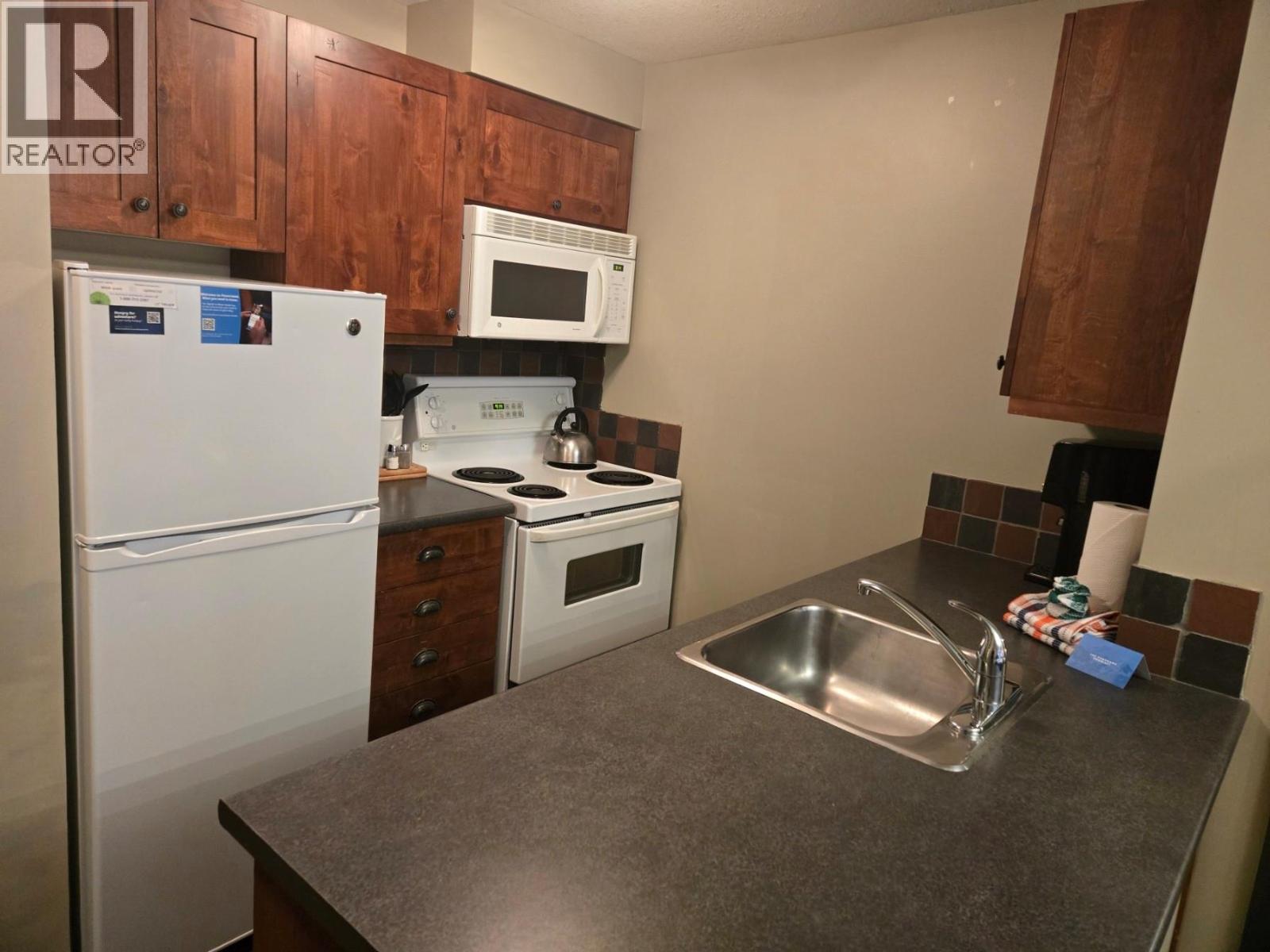 2070 Summit Drive Unit# 406, panorama, British Columbia