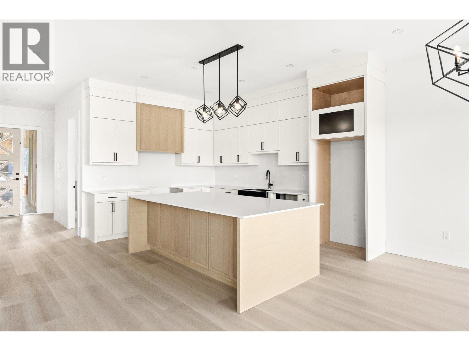 8916 Tavistock Road, Vernon, British Columbia  V1H 2L4 - Photo 5 - 10372407
