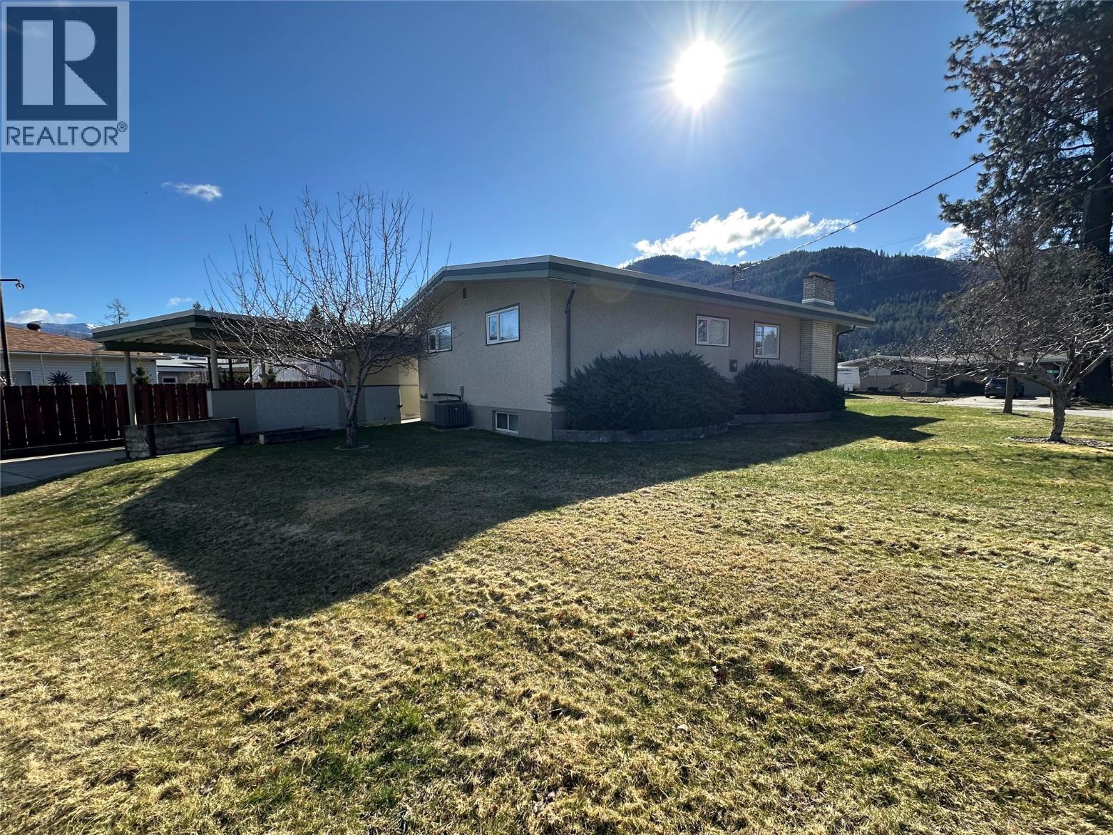 725 3rd Street, Montrose, British Columbia  V0G 1P0 - Photo 3 - 10372422