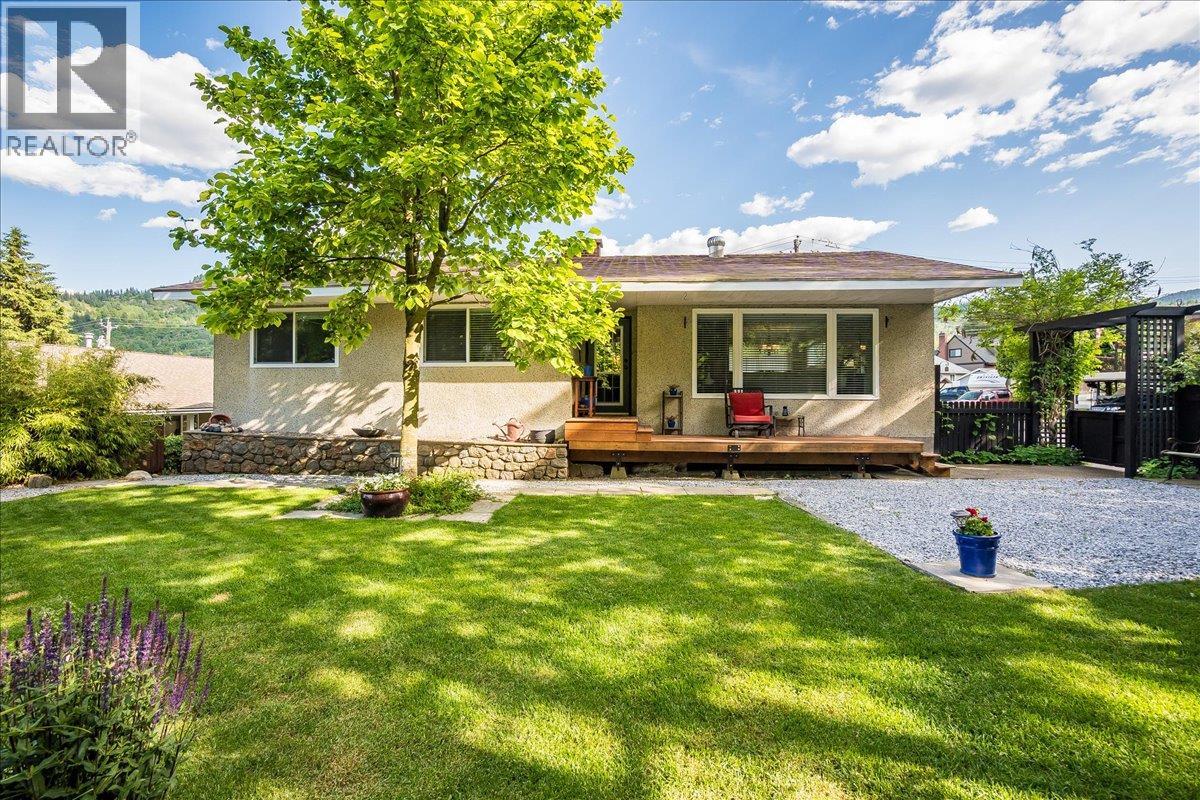 407 Willow Drive, Warfield, British Columbia  V1R 2M9 - Photo 1 - 10372356