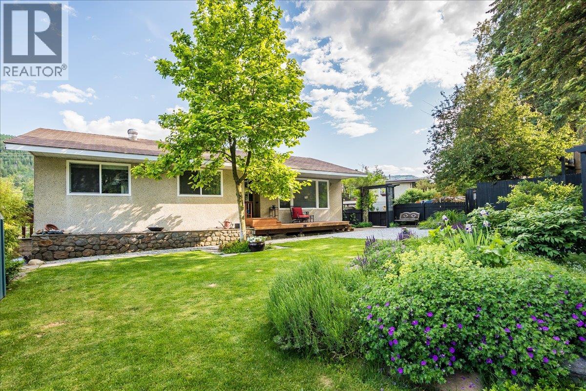 407 Willow Drive, Warfield, British Columbia  V1R 2M9 - Photo 2 - 10372356
