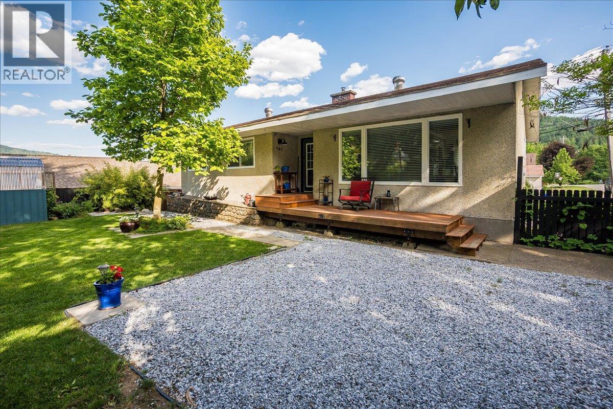 407 Willow Drive, Warfield, British Columbia  V1R 2M9 - Photo 3 - 10372356