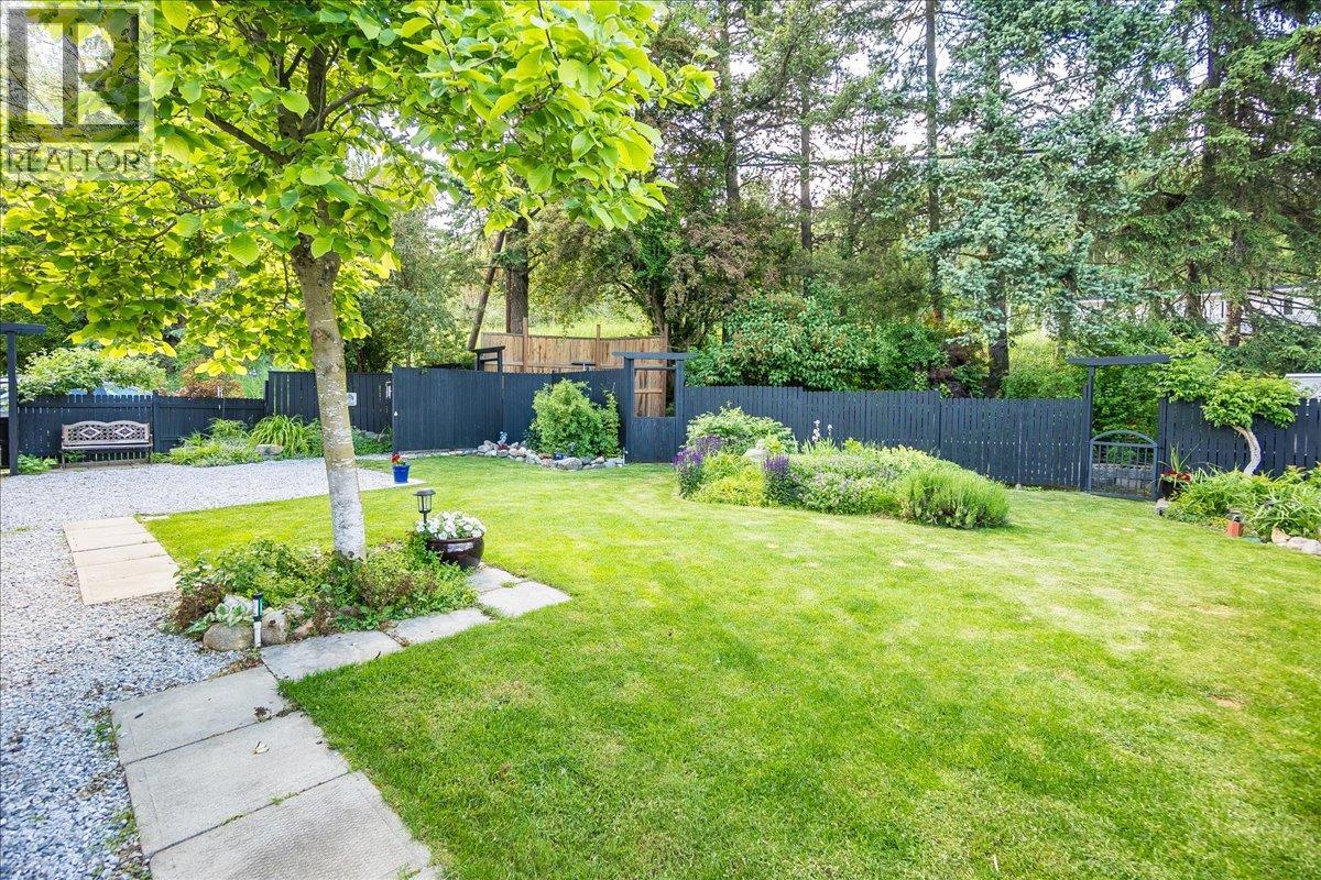 407 Willow Drive, Warfield, British Columbia  V1R 2M9 - Photo 8 - 10372356